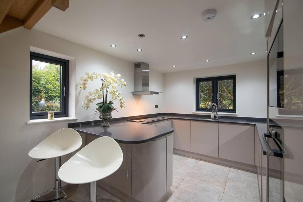 Luxury Coach House Next To Woodland In Knutsford Villa Eksteriør billede